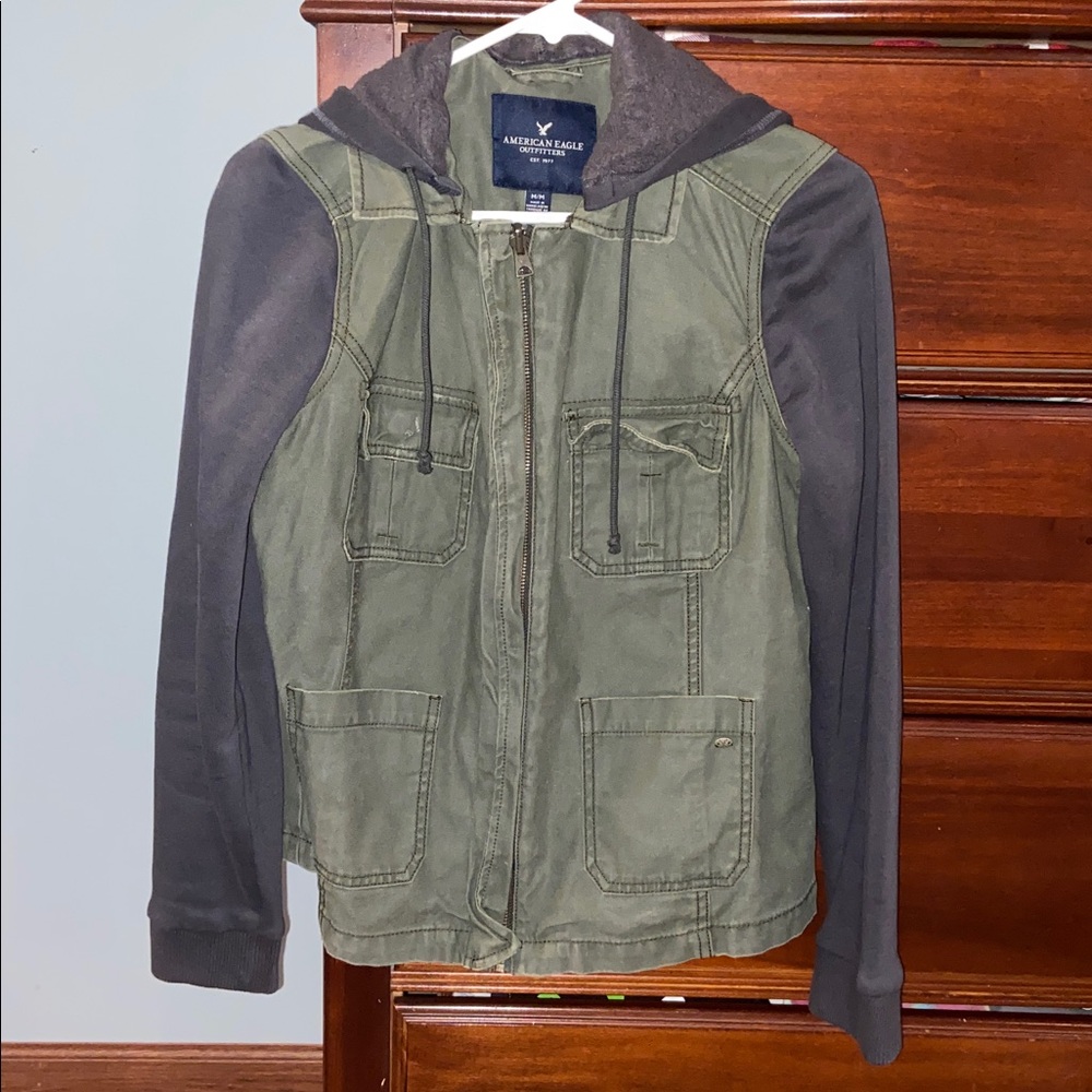 American Eagle, size M, olive green and dark gray